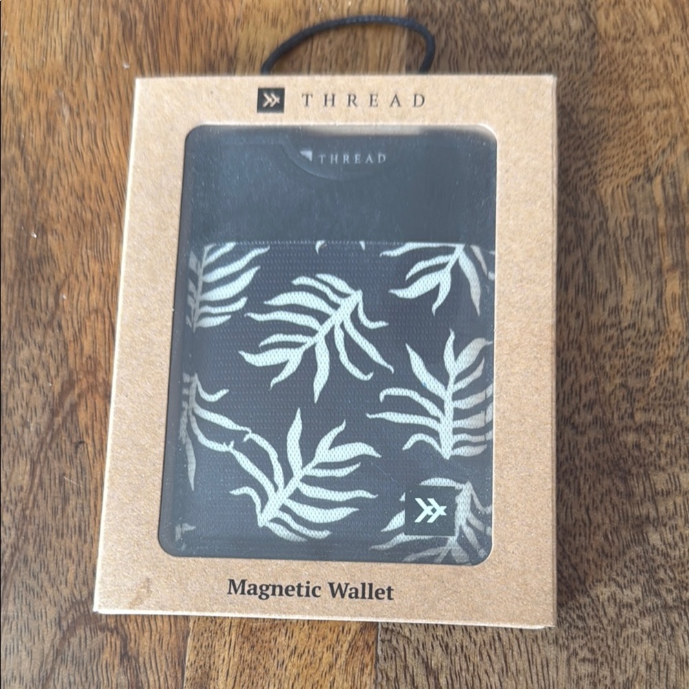 Thread Magnetic Wallet with Leaf Design